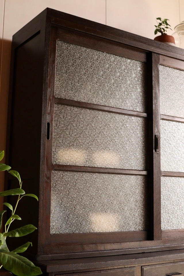 ダイヤガラスの引戸棚