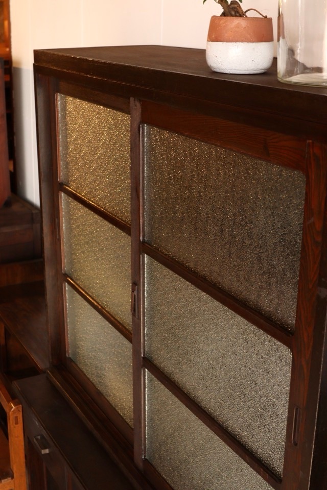 ダイヤガラスの引戸棚