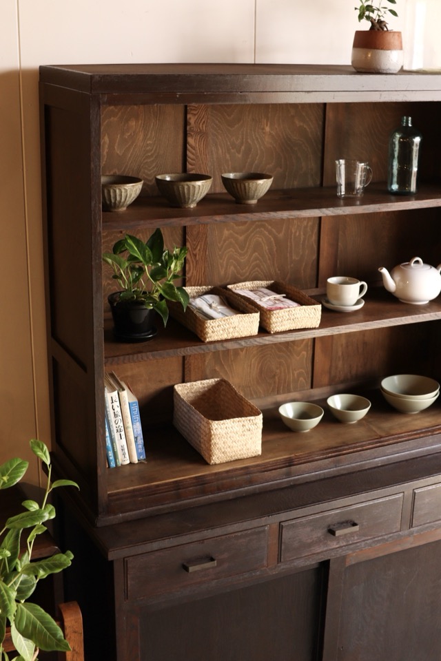 ダイヤガラスの引戸棚