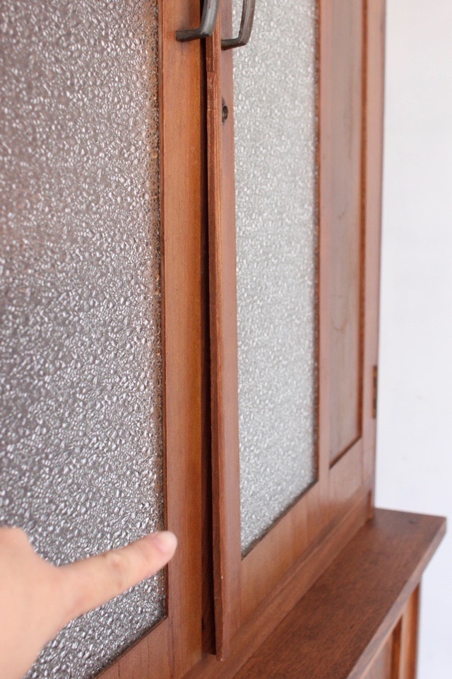 ダイヤガラスの戸棚