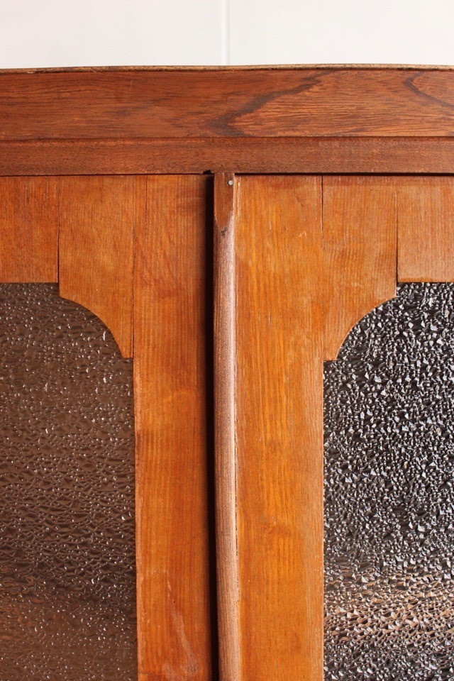 ダイヤガラスの戸棚