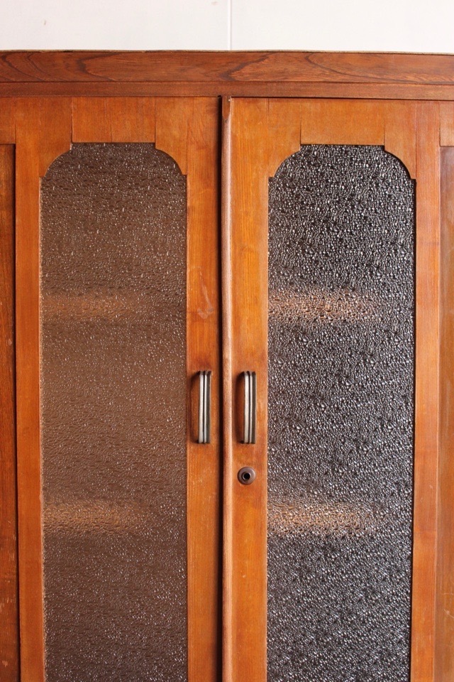 ダイヤガラスの戸棚