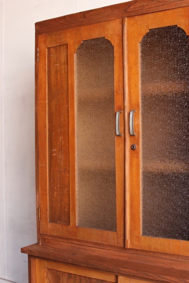 ダイヤガラスの戸棚