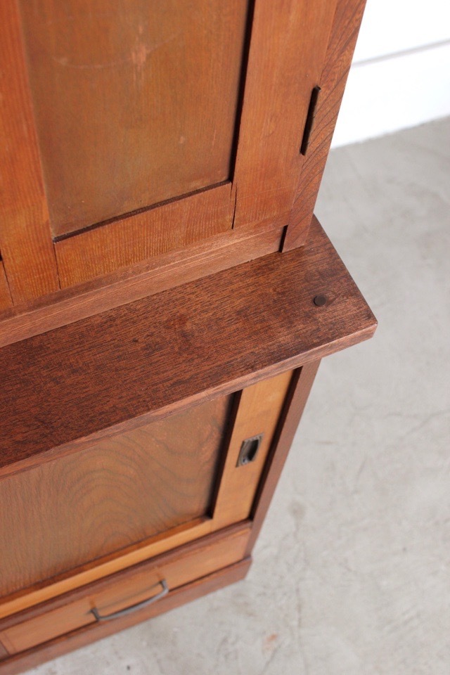 ダイヤガラスの戸棚