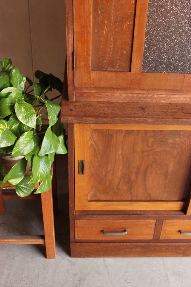 ダイヤガラスの戸棚