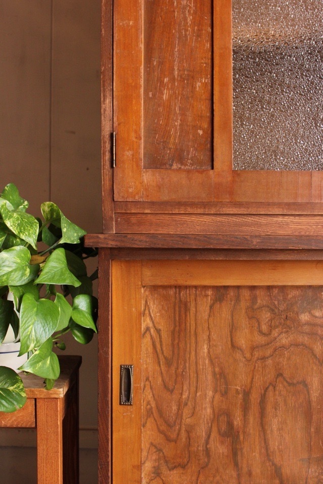 ダイヤガラスの戸棚