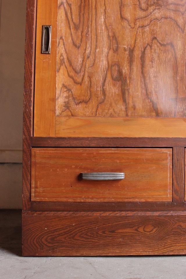 ダイヤガラスの戸棚