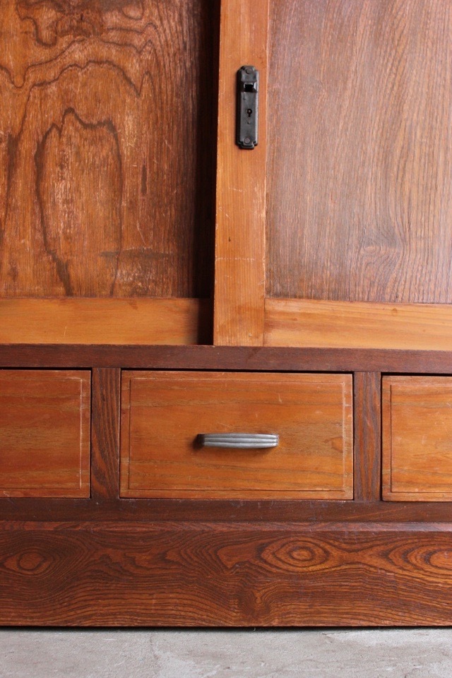 ダイヤガラスの戸棚