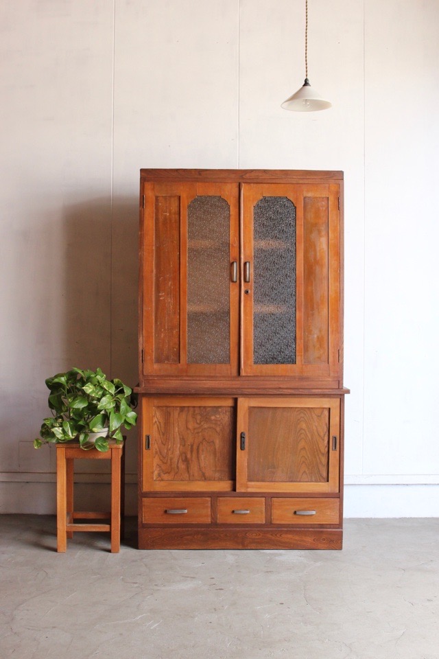 ダイヤガラスの戸棚