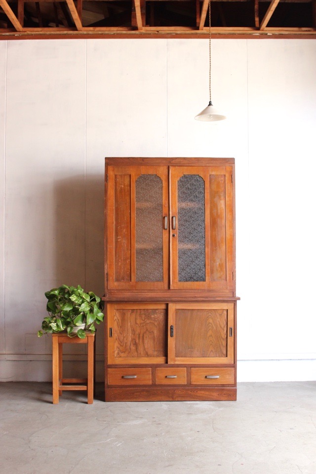 ダイヤガラスの戸棚