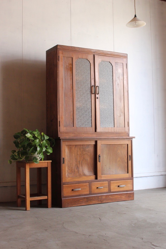 ダイヤガラスの戸棚