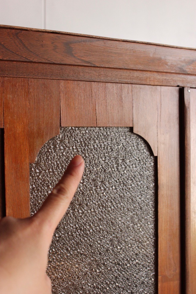 ダイヤガラスの戸棚