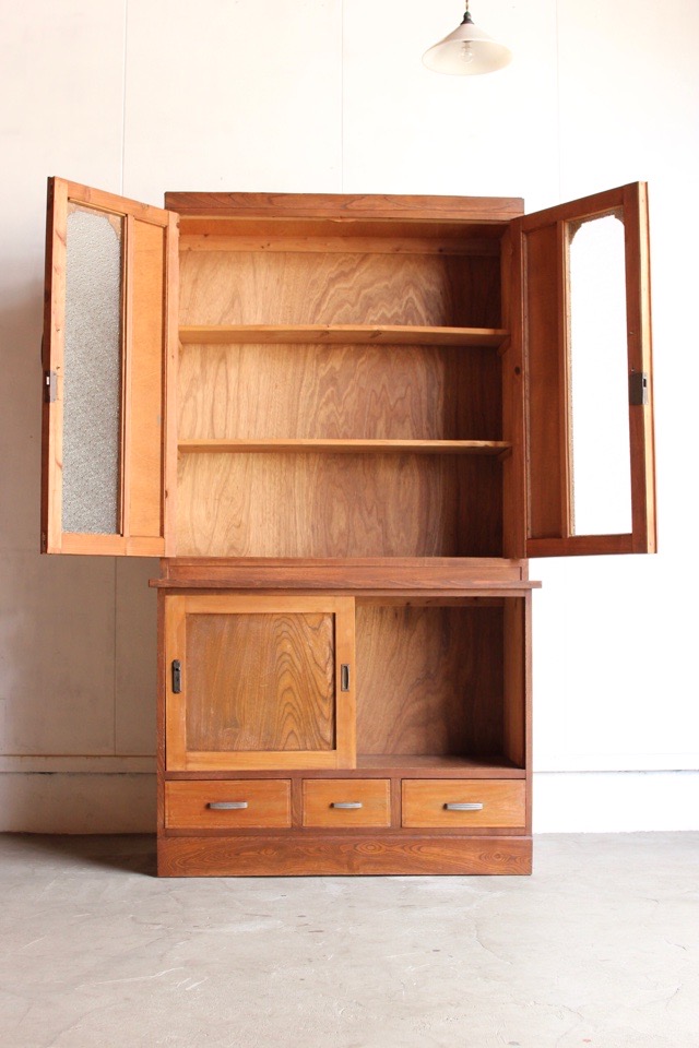 ダイヤガラスの戸棚