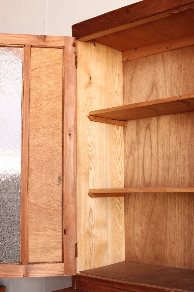 ダイヤガラスの戸棚