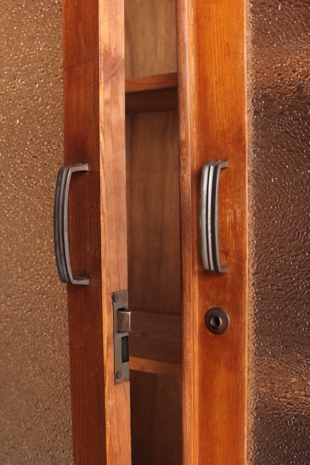 ダイヤガラスの戸棚