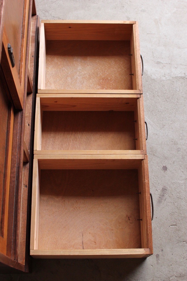 ダイヤガラスの戸棚