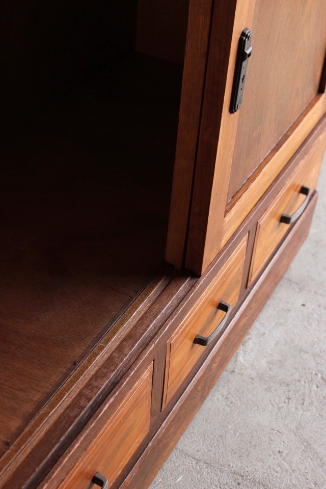 ダイヤガラスの戸棚