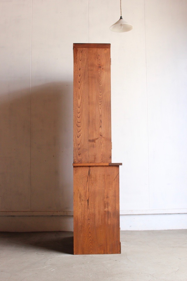 ダイヤガラスの戸棚