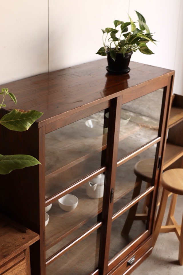 ガラス引戸棚