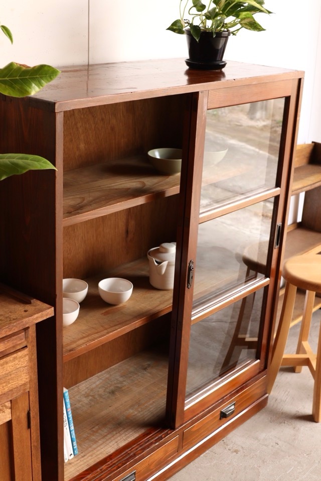 ガラス引戸棚