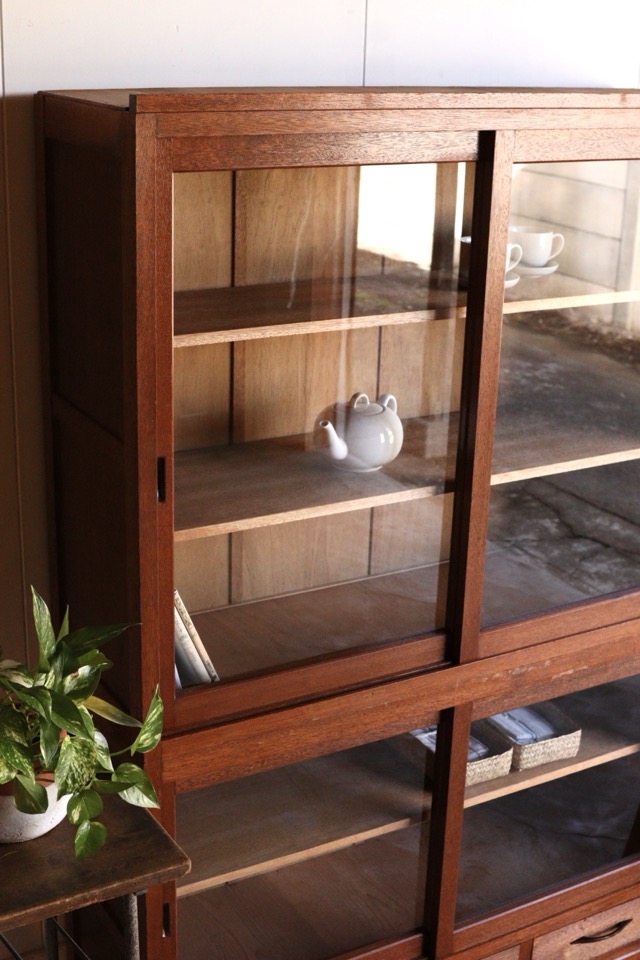 ガラス引戸棚