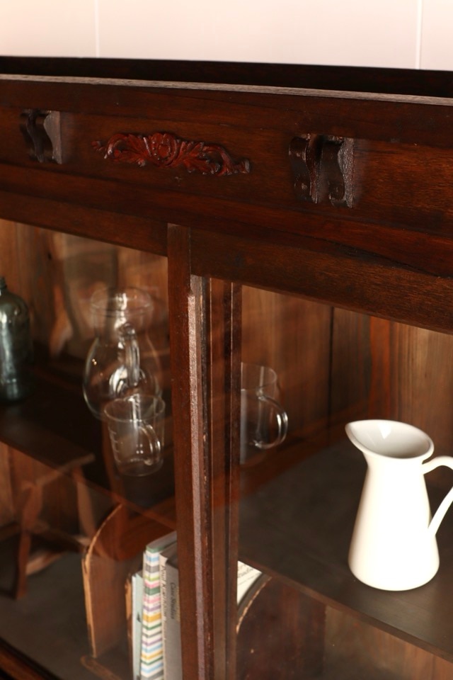 当時物 木製 無垢 ダイヤガラス 飾り彫り 茶箪笥 水屋箪笥 ガラス水屋箪笥 古い水屋箪笥 ガラス戸棚 | denbee 古道具