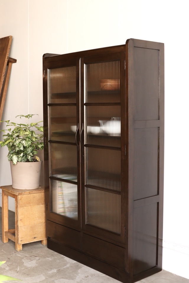 モールガラスの戸棚