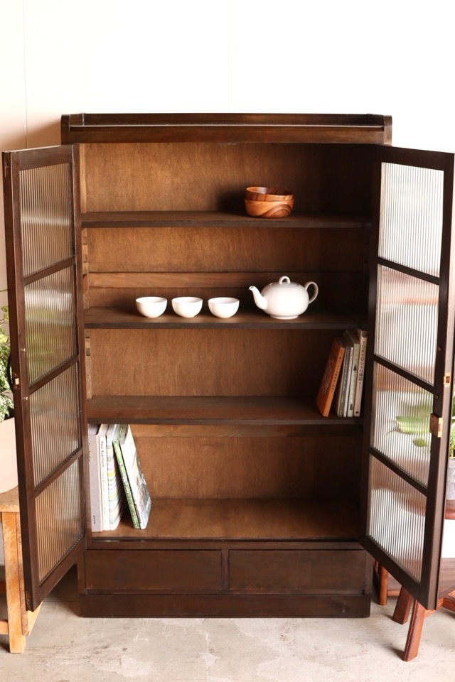 モールガラスの戸棚