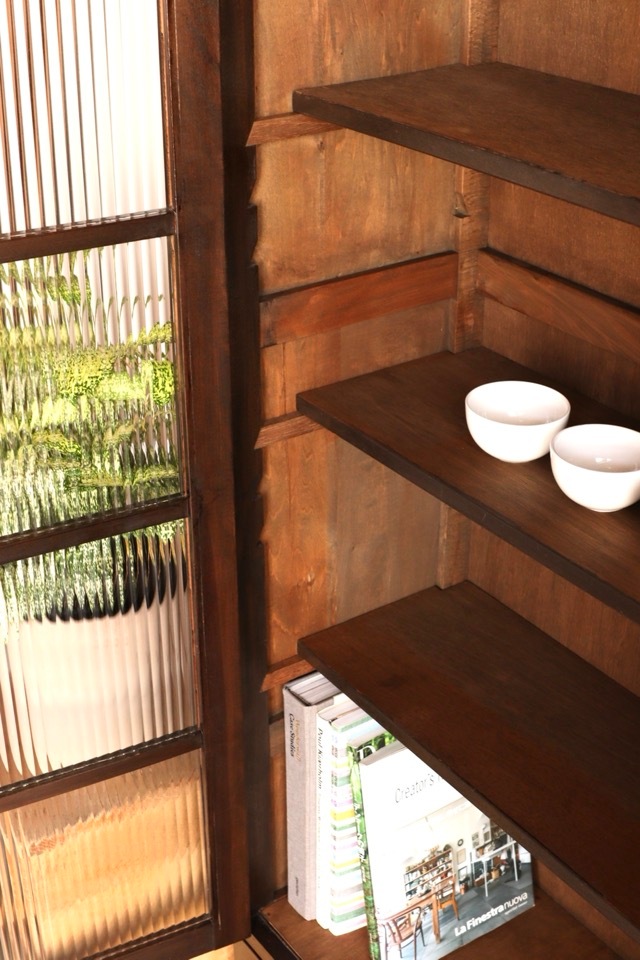 モールガラスの戸棚