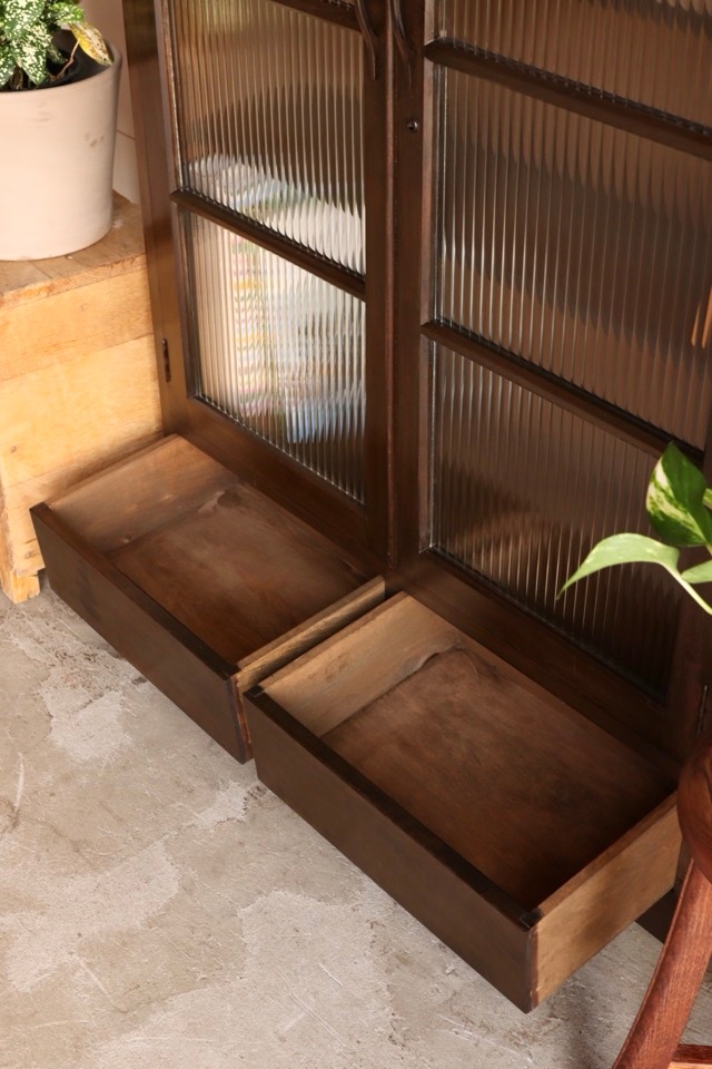 モールガラスの戸棚