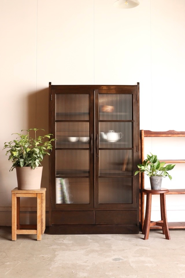 モールガラスの戸棚