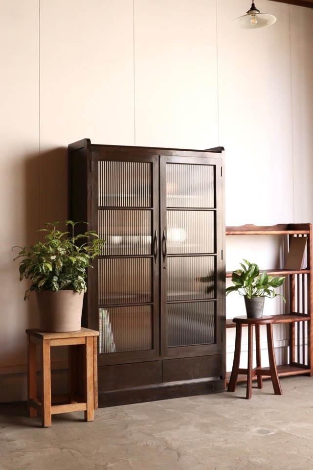 モールガラスの戸棚