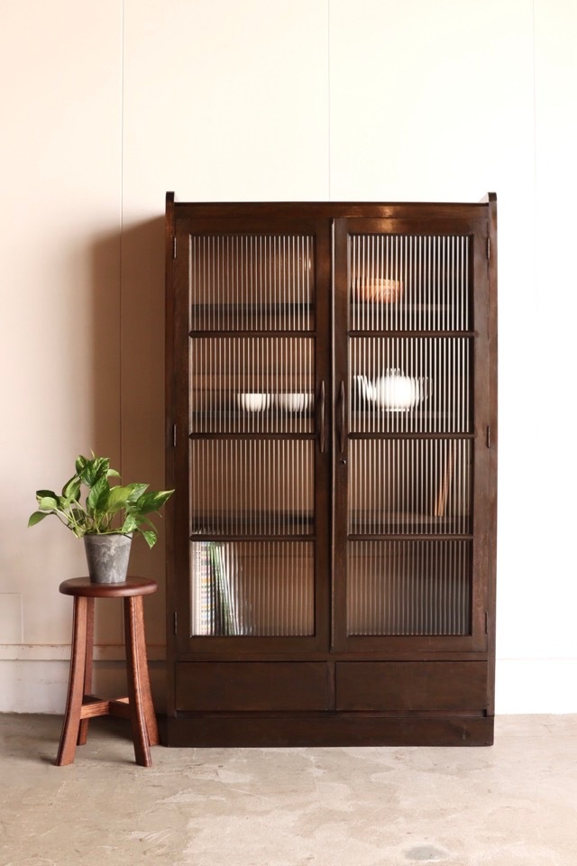 モールガラスの戸棚