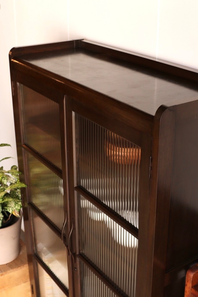 モールガラスの戸棚