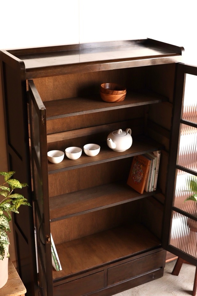 モールガラスの戸棚