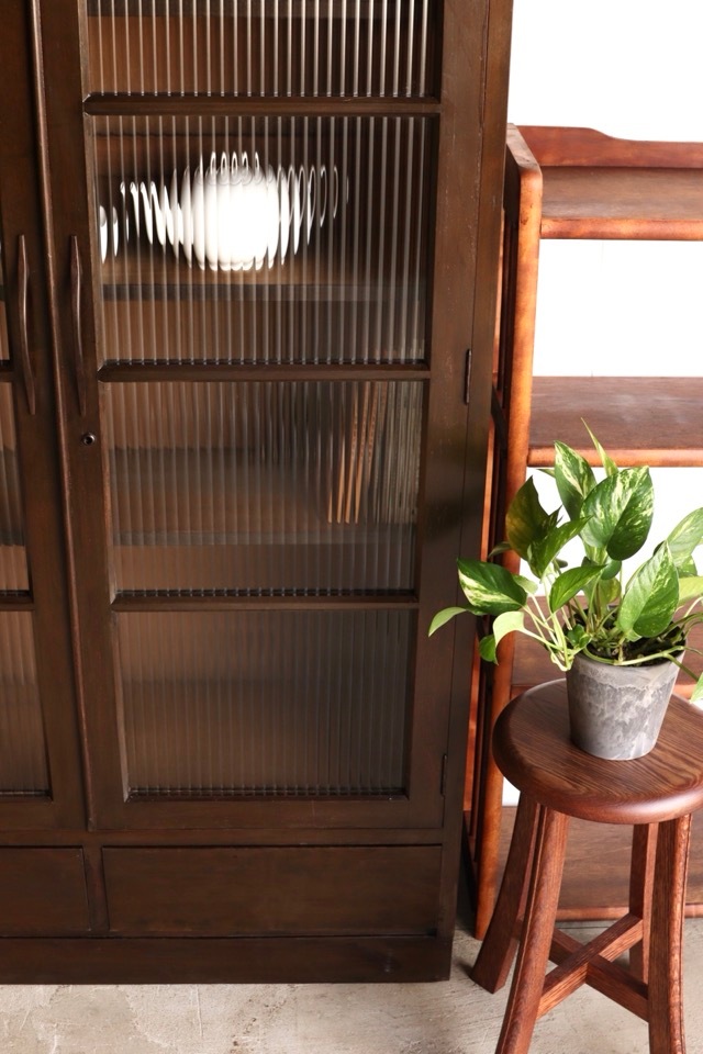 モールガラスの戸棚