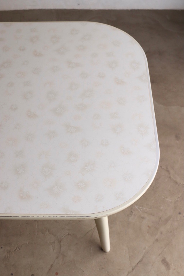 テーブルと椅子のセット