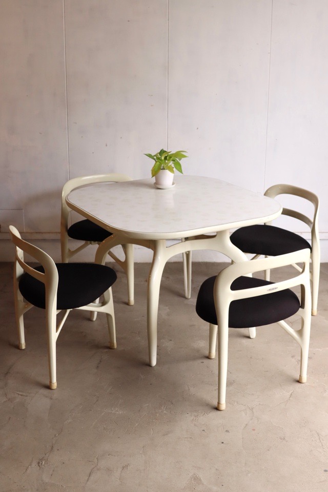 テーブルと椅子のセット