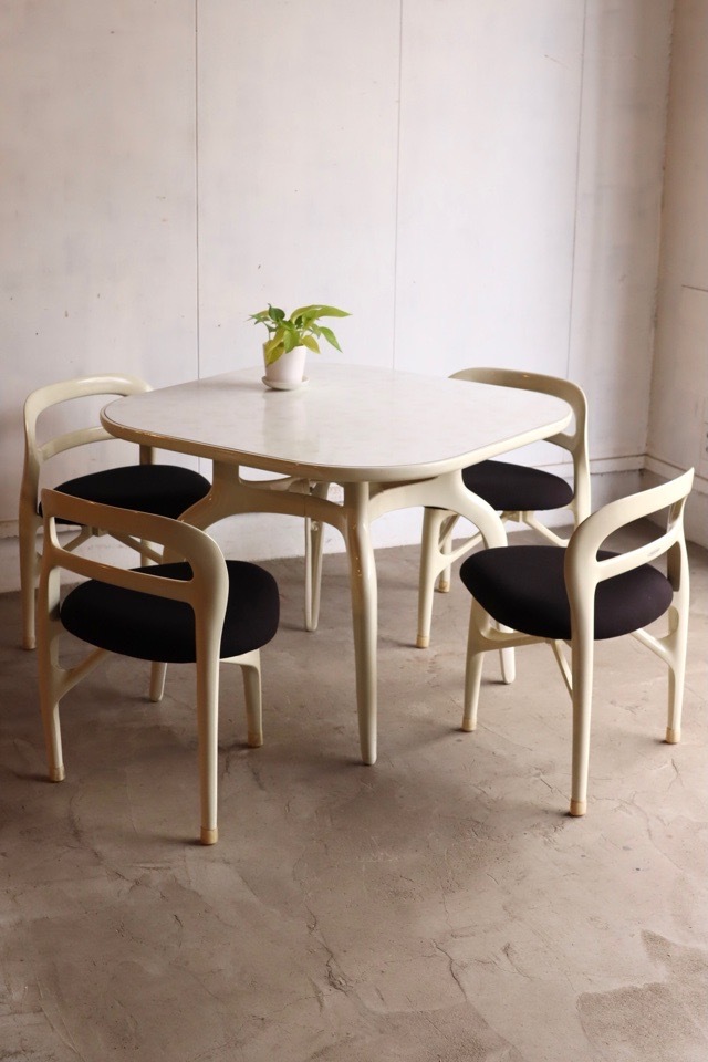 テーブルと椅子のセット