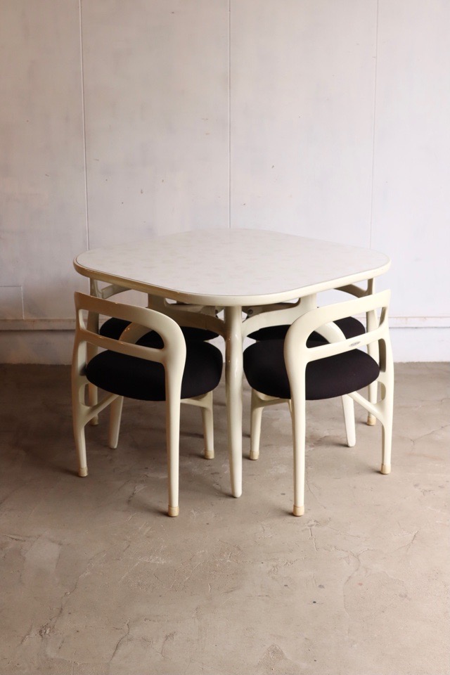 テーブルと椅子のセット