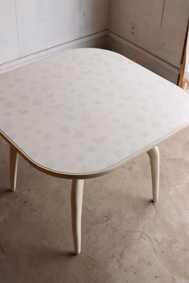 テーブルと椅子のセット