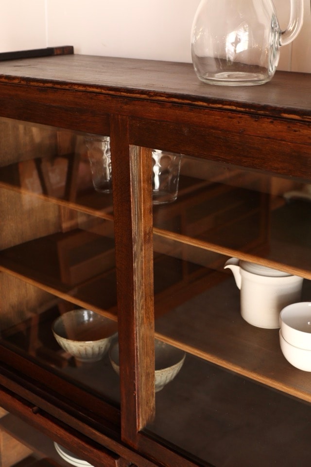 古い木製の食器棚【もえ】 古いチェッカーガラスの食器棚 | meguri
