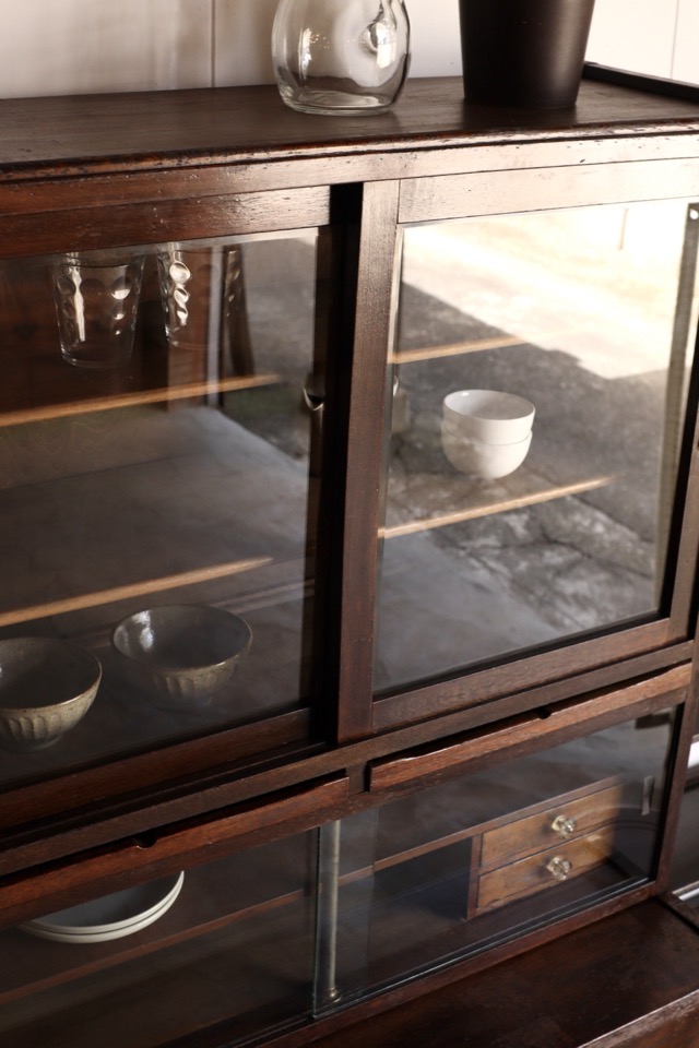 さらに！瞬間お値下げ❣️小さな茶箪笥　古ガラス入っています！ 食器棚などに可愛い 食器棚 | 全ての商品 - 古家具古道具 そうすけ