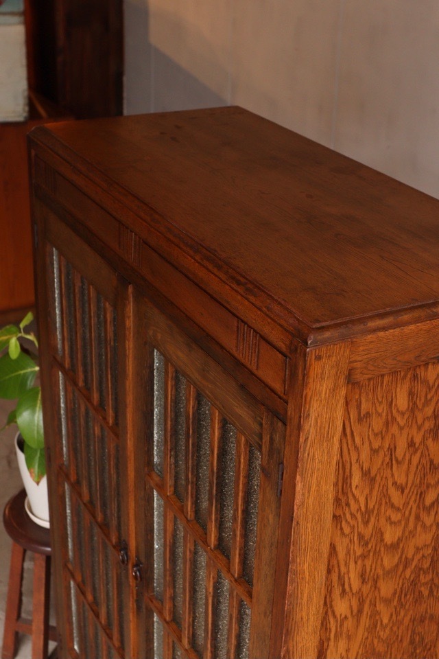 ダイヤガラスの戸棚