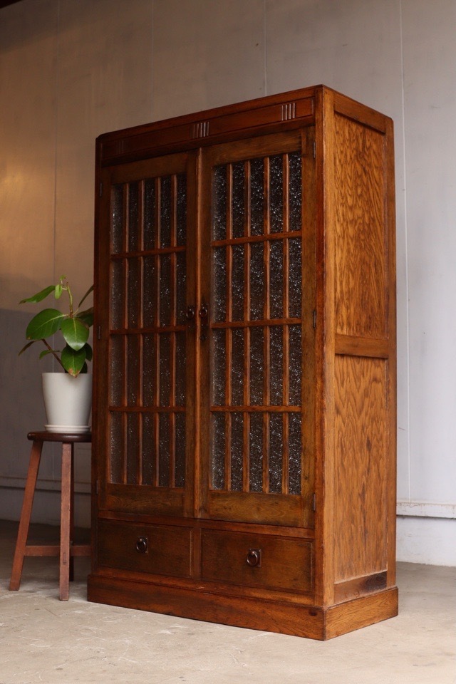 ダイヤガラスの戸棚