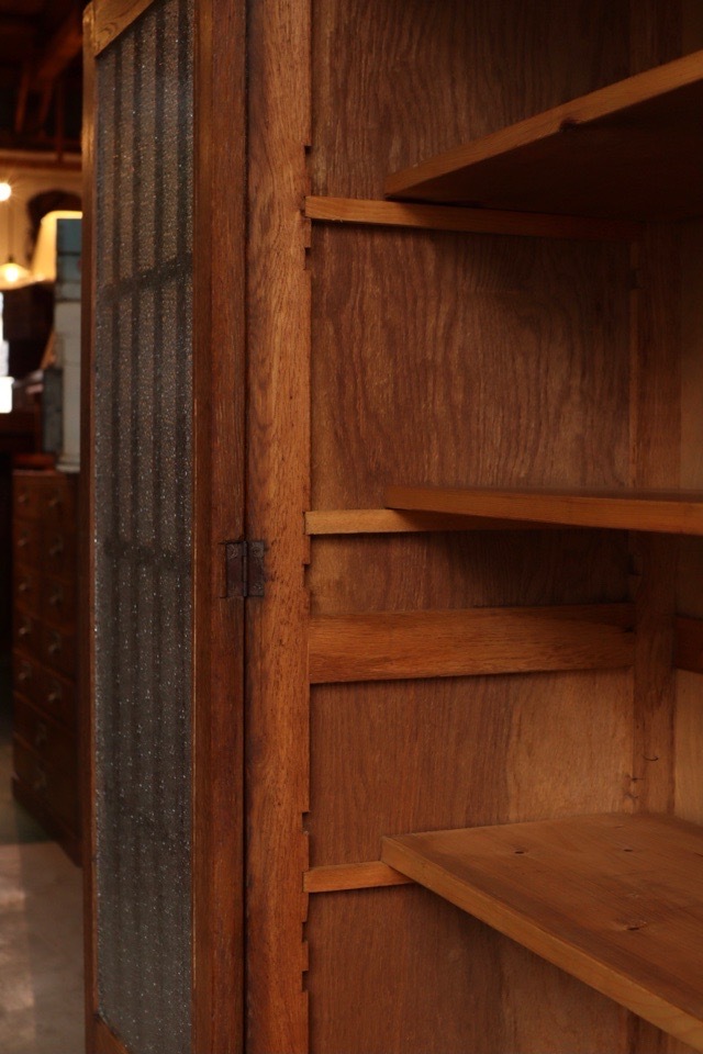 ダイヤガラスの戸棚