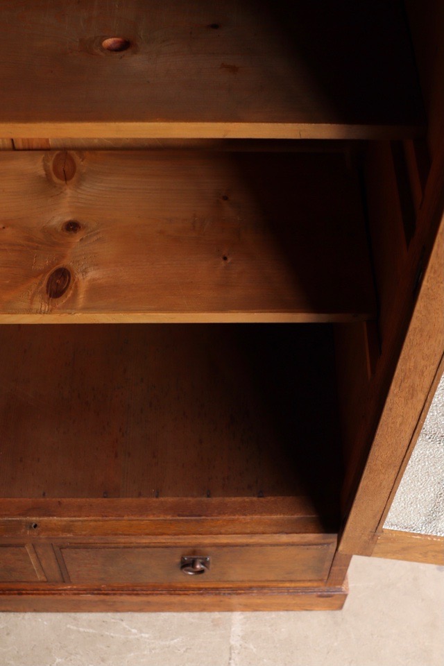 ダイヤガラスの戸棚