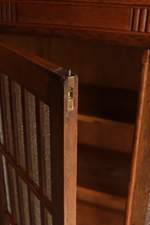 ダイヤガラスの戸棚