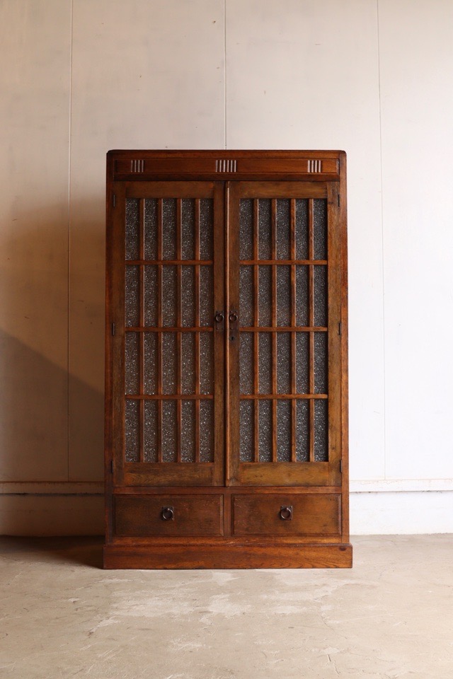 ダイヤガラスの戸棚