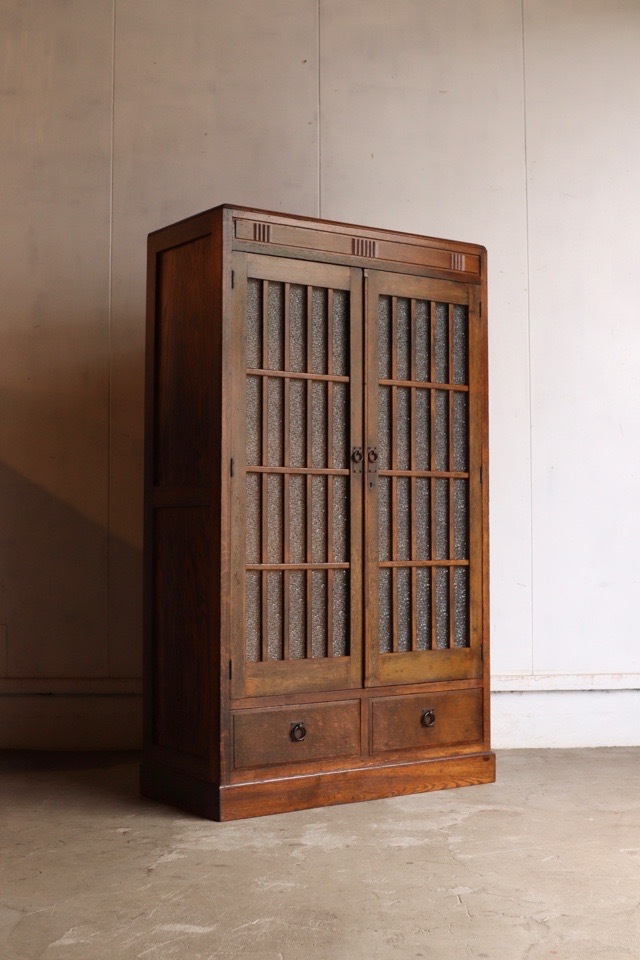 ダイヤガラスの戸棚